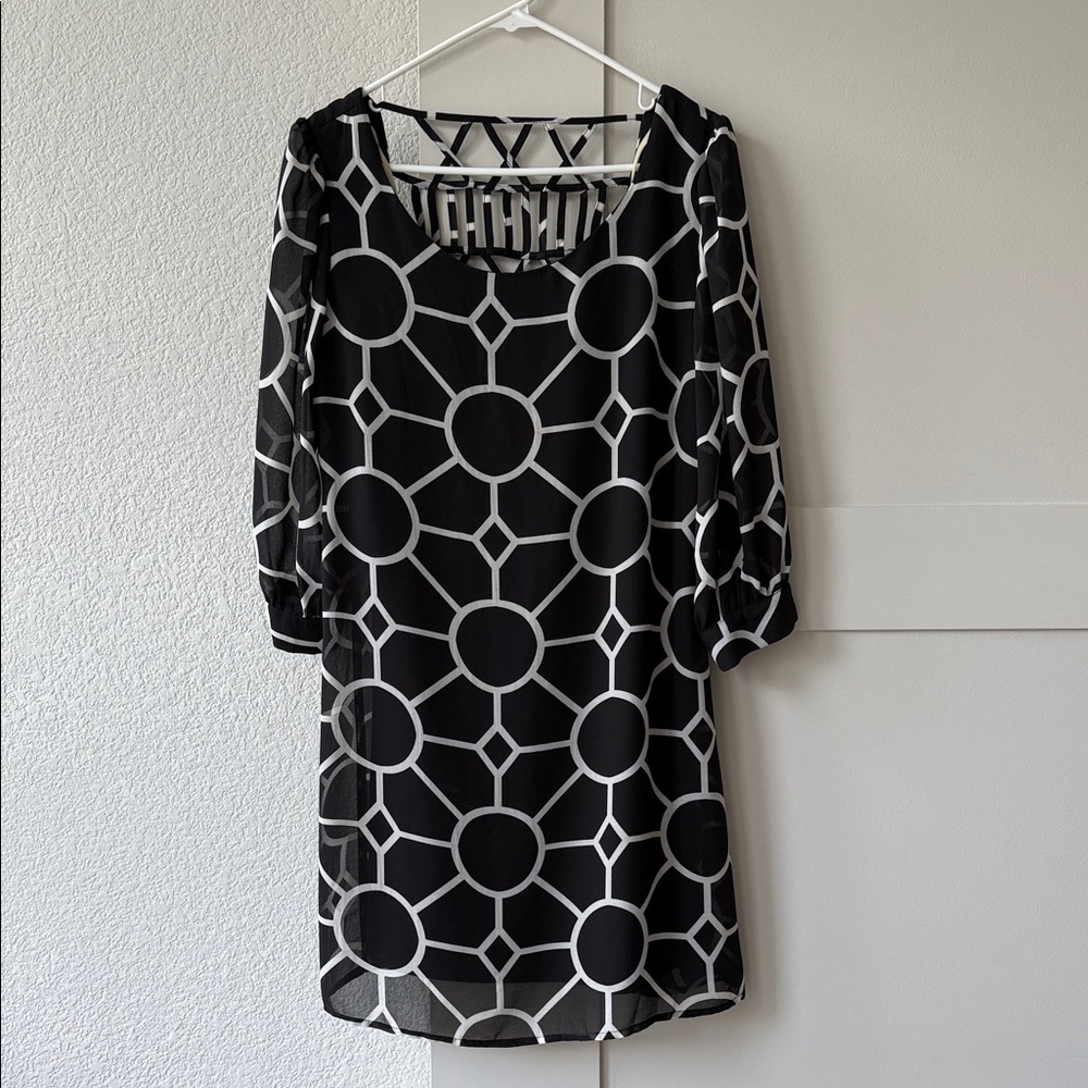 Black and White Geometric Pattern Long Sleeve Shift Dress- cute back detail